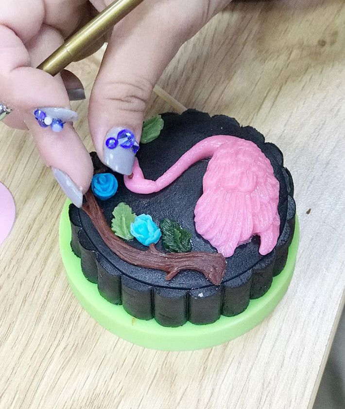 ...sau đó ghép từng chi tiết lên chiếc bánh nên mất khá nhiều thời gian mới có thể hoàn thành được một chiếc bánh trung thu hiện đại.