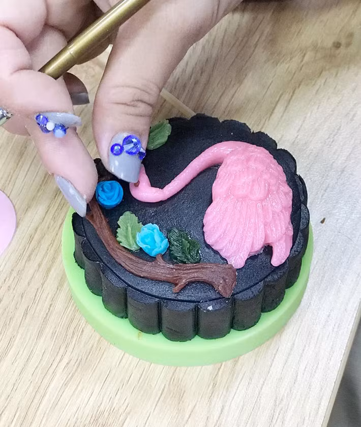 ...sau đó ghép từng chi tiết lên chiếc bánh nên mất khá nhiều thời gian mới có thể hoàn thành được một chiếc bánh trung thu hiện đại.