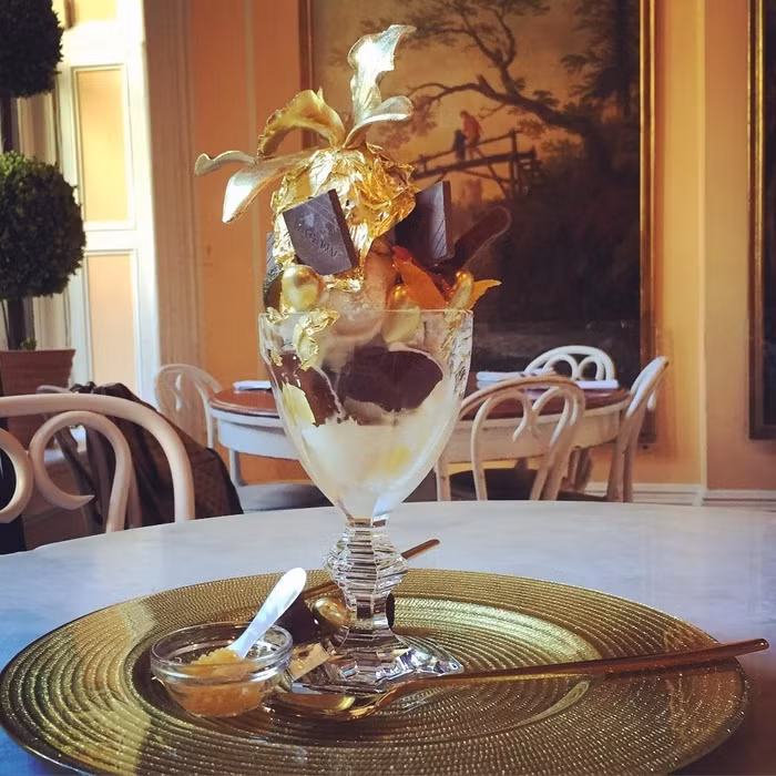 2.Ly kem Golden Opulence Sundae Nhà hàng Serendipity 3 thu hút hàng nghìn du khách tới thưởng thức ly kem sô cô la nổi tiếng (279 nghìn đồng). Bạn cũng có thể tới ăn ly kem Golden Opulemce Sundae. Ly kem được làm từ kem vanilla Tahitian hảo hạng, lá vàng 23 carat, phủ loại chocolate đắt nhất thế giới Amedei Porcelana, mứt hoa quả, hạnh nhân, truffle chocolate và cherry.