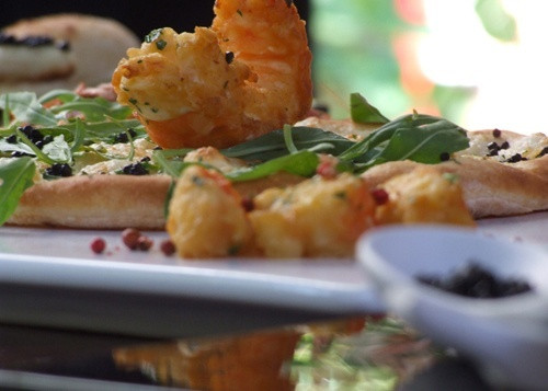 1.Bánh pizza Louis XIII Bạn có thể đặt mua pizza đắt nhất thế giới từ đầu bếp Renato Viola – bậc thầy làm bánh pizza giỏi nhất thế giới với giá hơn 221 triệu đồng. Bạn không cần phải ăn bánh pizza này tại một nhà hàng hoặc chờ người giao hàng tới, vì Pizza đắt tiền sẽ được làm ngay tại nhà bạn (miễn là bạn sống hoặc đang ở Ý). Một trong những món ăn đắt đỏ nhất thế giới này được làm bằng những nguyên liệu cao cấp như tôm hùm, trứng cá muối,… Bạn sẽ được thưởng thức cùng rượu Cognac thượng hạng và rượu sâm banh hiếm.