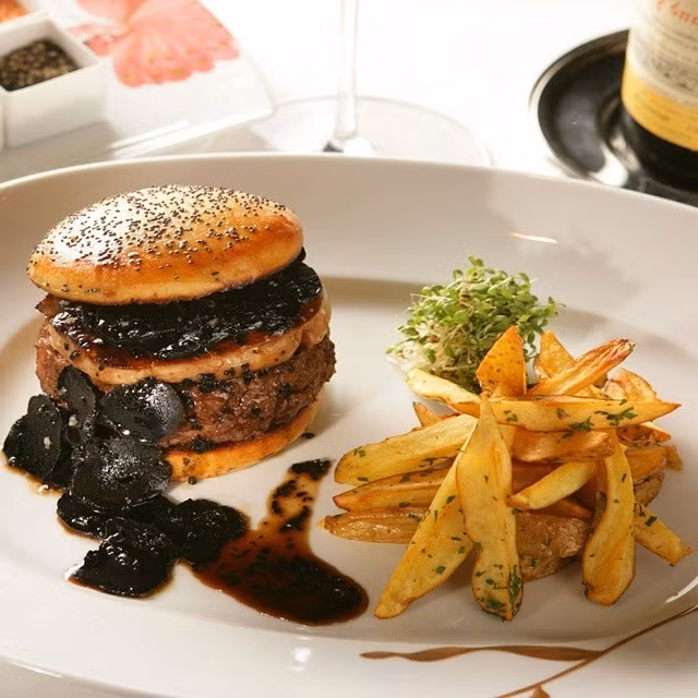 4.FleurBurger Chiếc bánh có tên là FleurBurger có giá hơn 114 triệu đồng. Chiếc bánh đắt đỏ này được làm hoàn toàn từ vàng lát quý giá, nấm và gan ngỗng. Ngoài ra, bạn sẽ được thưởng thức chai rượu Chateau Petrus 1995.