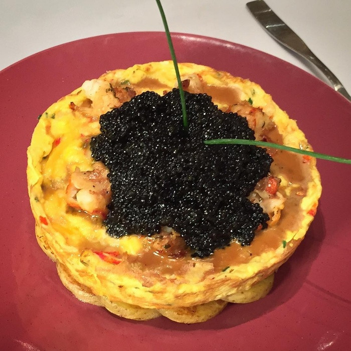 5.Trứng rán tôm hùm Frittata Lobster Đây được xem là một trong những món ăn đắt nhất thế giới. Nếu tới nhà hàng Le Parker Meridien ở New York, bạn sẽ có cơ hội thưởng thức trứng rán tôm hùm Frittata Lobster. Món ăn này có nguyên liệu bao gồm 300g trứng cá muối Sefruga, 6 quả trứng, tôm hùm nguyên con, lá hẹ và kem tươi.