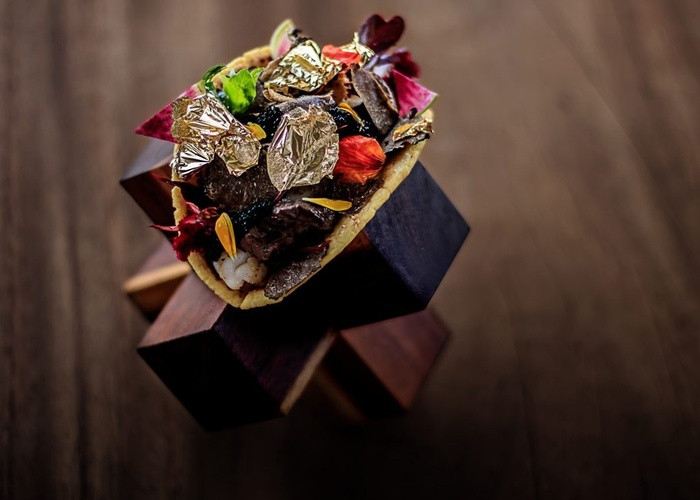 3.Taco đắt nhất Một số người đến Mexico để thưởng thức món ăn đường phố tuyệt vời và rẻ tiền. Một số đến để thưởng thức taco đắt nhất thế giới tại khách sạn Grand Velas Los Cabos. Chiếc Taco với giá đắt đỏ 570 triệu đồng có chứa tôm hùm langoustine, thịt bò Kobe, trứng cá muối Almas Beluga, phô mai Brie màu đen, ít ớt Morita, cà phê chồn và vài lát vàng lá bên trên.