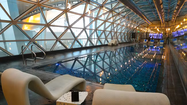 Sân bay còn có một hồ bơi dài 25m tuyệt đẹp nhìn ra sảnh khởi hành chính. Bất kỳ ai đi qua sân bay đều có thể trả tiền để sử dụng nơi này. Ngoài ra còn có phòng tập thể dục đầy đủ tiện nghi, sân bóng quần và spa.