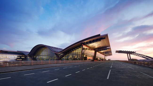  Sân bay Hamad International được khai trương vào năm 2014, sân bay quốc tế của Qatar này đã nhanh chóng ghi dấu ấn là sân bay tốt nhất Trung Đông và thách thức các sân bay khác trên toàn thế giới.