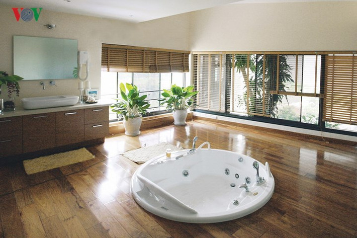 Phòng tắm tràn ngập ánh sáng tự nhiên, với những khung cửa lớn mở ra nhiều phía.