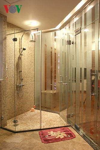 Với vách kính, tầm nhìn trong phòng tắm cũng được mở rộng về phía phòng ngủ, tạo cảm giác dễ chịu.