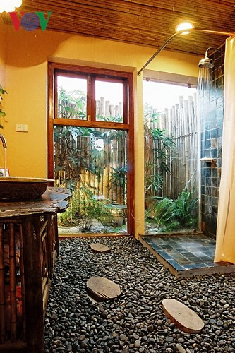 Phòng tắm mở ra không gian bên ngoài với thiên nhiên.