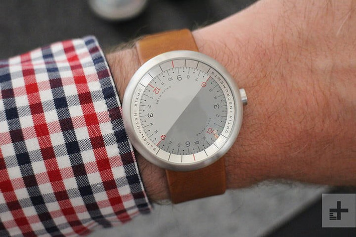 Chiếc đồng hồ đeo tay Optik Instruments Horizon mang đến khái niệm đơn giản táo bạo về quản lý thời gian.