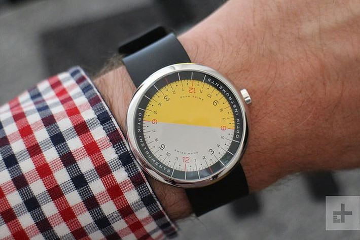 Chiếc đồng hồ Horizon có một đường màu đỏ duy nhất trên khung bezel của nó trỏ đến thời gian được trình bày trên mặt đồng hồ xoay, vì vậy người dùng vẫn có thể ước tính thời gian gần như chính xác.