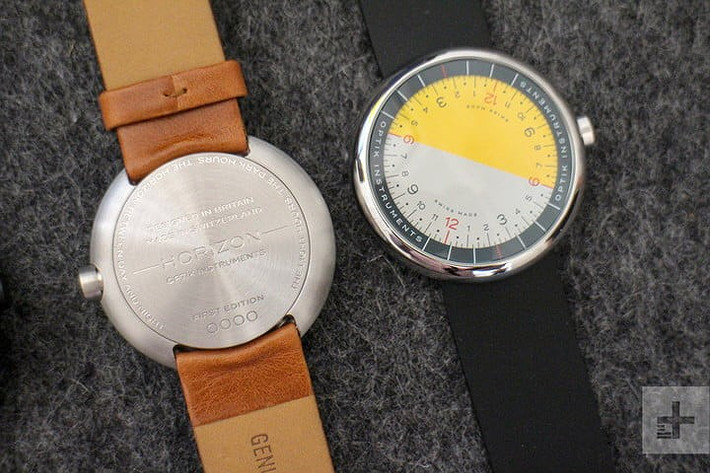 Cứ 15 phút, nó hiển thị dấu hiệu rõ ràng để nhận biết, nhưng không cho bạn biết chính xác giờ phút như đồng hồ thông thường.