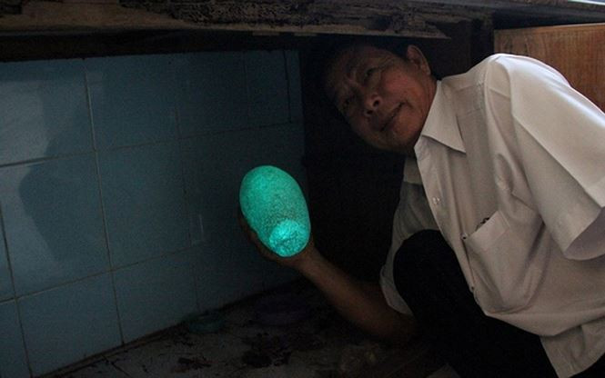 Nhưng khi để vào bóng tối thì nó phát ra ánh sáng màu xanh ngọc bích rất đẹp. (Ảnh: Zing)