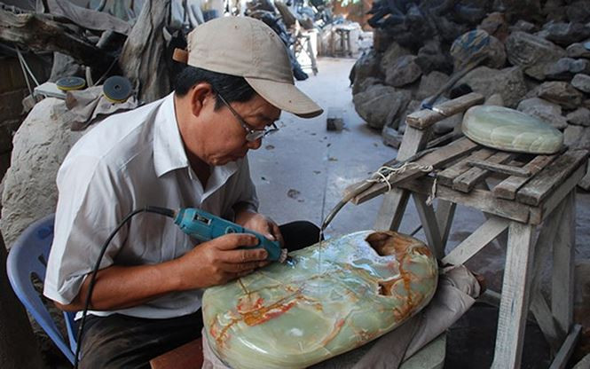 Sau khi đưa đá về nhà, ông bắt đầu công đoạn chế tác, tạo “ngọc” cho đá. (Ảnh: Dân Việt)