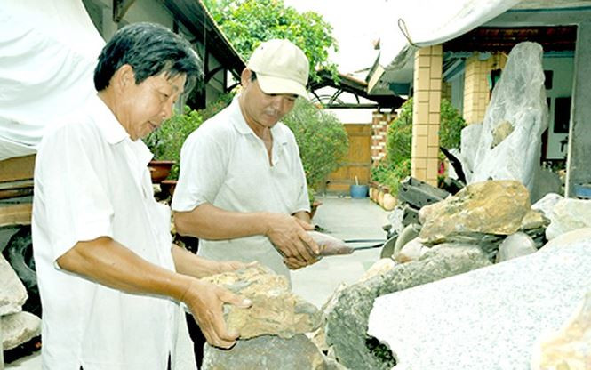 Nhiều khách từ mọi nơi đến tham quan “bảo tàng” đá của ông Châu Chí Hùng. (Ảnh: Báo Đồng Nai)