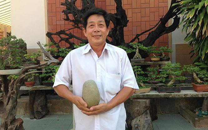 Hòn đá tự phát sáng trong bóng tối mà ông Hùng sưu tầm được. (Ảnh: Dân Việt)