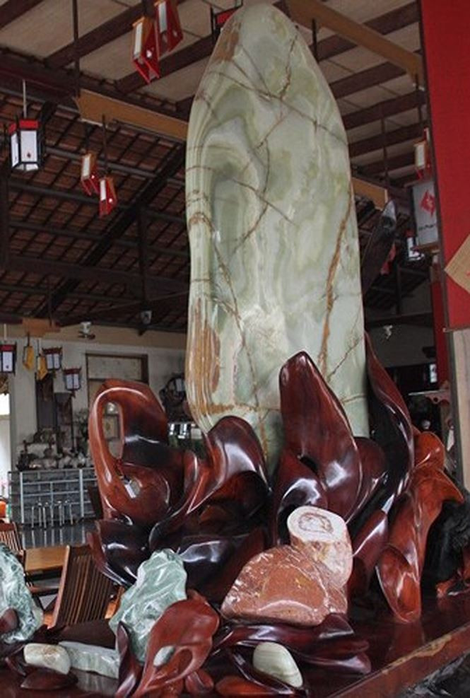 Đại gia này dành hết không gian nhà, sân vườn rộng gần 2.000 m2 làm nơi trưng bày đá quý. (Ảnh: Zing)
