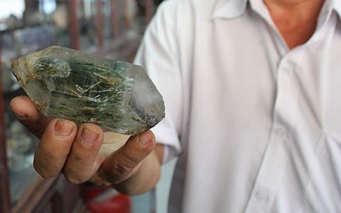 Đây là viên đá thạch anh có cấu tạo đặc biệt. (Ảnh: Zing)