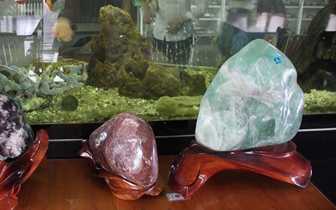 "Trừ Hoàng Sa, Trường Sa là chưa đi, tỉnh thành nào tôi cũng đã đặt chân đến trèo đèo, lội suối tìm đá” – ông Hùng nói. (Ảnh: Zing)