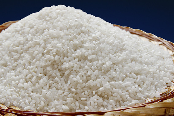 4. Mùa hè khi cất giữ gạo, trong gạo rất dễ xuất hiện các con mọt nhỏ, nếu vứt đi thì vô cùng tiếc. Thực ra bạn chỉ cần để vào trong đống gạo mấy tép tỏi hoặc là đại hồi, kể cả có để gạo một năm thì cũng sẽ không có con côn trùng nào bén mảng tới đó.