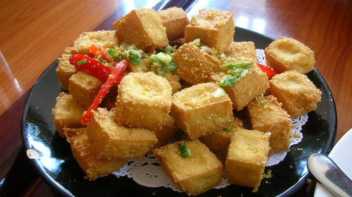 8 mẹo vặt sau đây sẽ công việc nấu ăn, dọn dẹp nhà cửa hằng ngày của bạn trở nên đơn giản, nhẹ nhàng hơn rất nhiều. Đặc biệt, 8 mẹo vặt này còn giúp bạn tiết kiệm được một khoản chi phí lớn mỗi tháng nhé! 1. Khi rán đậu phụ thường hay bị dính chảo hoặc là bị vỡ, lúc này ta có thể đem đậu phụ mới mua về ngâm trong nước muối pha loãng khoảng 5 phút. Bạn có thể dùng gừng tươi để lau qua đáy chảo, làm như vậy khi rán đậu phụ vừa không bị dính chảo vừa không bị nát.