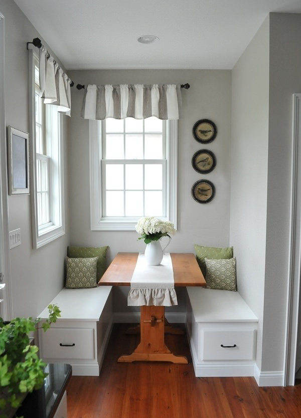 Chiếc ghế đặt ở góc nhỏ xinh, thêm một chút dịu dàng của bàn và ghế phụ bằng chất liệu gỗ. Không gian ăn uống đẹp lãng mạn và bình yên với lọ hoa trên bàn.