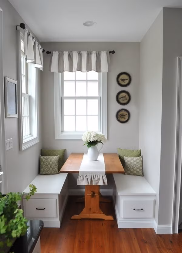 Chiếc ghế đặt ở góc nhỏ xinh, thêm một chút dịu dàng của bàn và ghế phụ bằng chất liệu gỗ. Không gian ăn uống đẹp lãng mạn và bình yên với lọ hoa trên bàn.