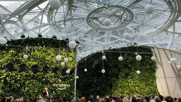 Không gian làm việc gần gũi với thiên nhiên với những bức tường xanh mát... Để hàng chục nghìn cây xanh có thể tồn tại và phát triển trong không gian đô thị chật chội này, nhiệt độ bên trong "quả cầu khổng lồ" cần được duy trì ở mức 22 độ C với độ ẩm 60%, vào ban đêm thậm chí cần để ở mức dưới 20 độ C và độ ẩm 85%.
