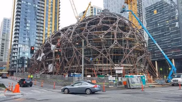 Giữa 3 quả cầu khổng lồ kết nối lại với nhau bằng kính kết hợp thép, con người trông thật nhỏ bé.