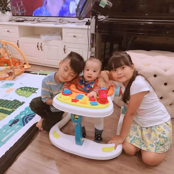 Vợ chồng Hằng Túi và ba con sinh sống trong một căn hộ tại Hà Nội. Vì có chồng làm kiến trúc sư nên không gian căn hộ của Hằng Túi được thiết kế đẹp, nội thất cao cấp, sang trọng.