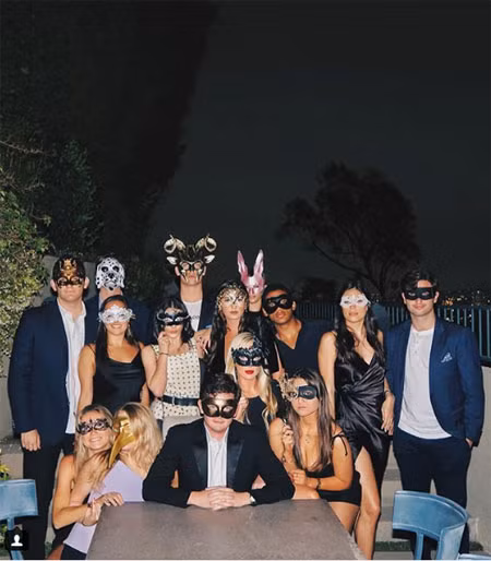 Tiệc tùng với những người cùng giới.