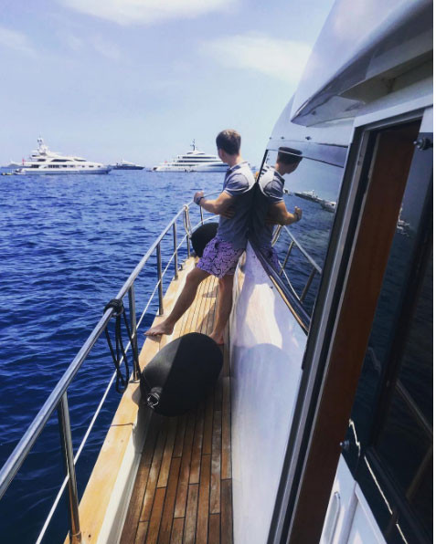 Dạo chơi trên du thuyền xa xỉ.