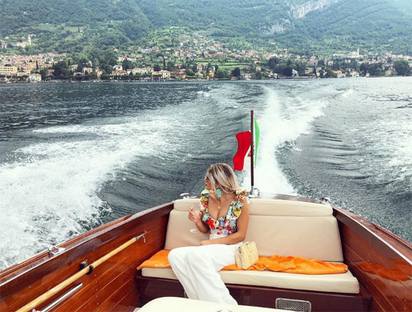 Thưởng thức rượu vang khi dạo chơi trên hồ Como, khu vực thắng cảnh tuyệt đẹp ở Italia.