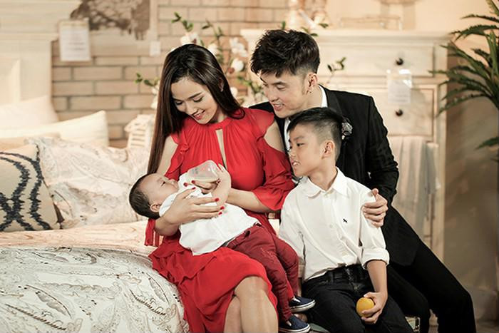 Mới đây, giọng ca Thà rằng như thế khiến người hâm mộ bất ngờ khi cầu hôn người mẫu Kim Cương trong một không gian lãng mạn. Nhiều khán giả đang háo hức chờ đợi đám cưới của cả hai sau thời gian dài chung sống. Nam ca sĩ đến với người mẫu Kim Cương khi cô đã có con trai riêng, dù vậy anh vẫn hết lòng yêu thương và chăm sóc cả hai - Ảnh: Internet