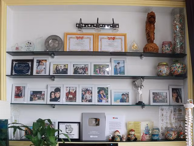 Cặp đôi dành riêng một không gian đặc biệt, trang trọng trong ngôi nhà để trưng bày bằng khen và những giải thưởng đạt được suốt nhiều năm hoạt động nghệ thuật - Ảnh: Internet