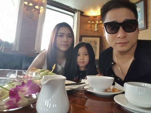 Không chỉ sự nghiệp thành công mà diễn viên Minh Tiệp còn có cuộc sống hạnh phúc bên người vợ xinh đẹp, con ngoan ngoãn đáng yêu. Ngoài việc đam mê đồng hồ hàng hiệu, đi du lịch nước ngoài, diễn viên Minh Tiệp còn sở hữu nhiều căn hộ ở Hà Nội.