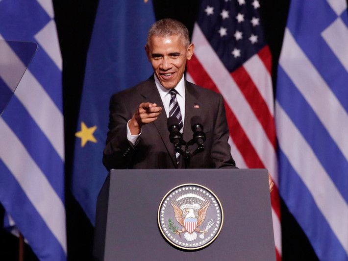 Barack Obama kiếm được 400.000 USD/năm trong suốt 8 năm làm Tổng thống. Hiện giờ, với tư cách là một cựu Tổng thống Mỹ, ông có khoản trợ cấp hàng năm khoảng 200.000 USD.