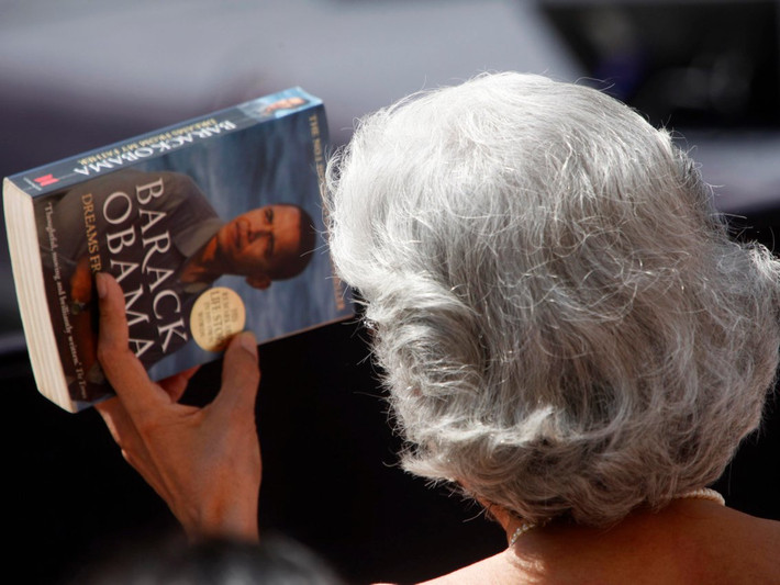 Tỷ lệ tài sản của nhà Obama phần lớn đến từ việc viết sách. Từ năm 2005 đến năm 2016, Obama kiếm được 15,6 triệu USD tiền tạm ứng và tiền bản quyền từ cuốn "Audacity of Hope" và "Of Thee I Sing: Thư gửi cho con gái tôi" và tiền bản quyền cho "Dreams From My Father". Nhưng việc sinh lợi từ sự nghiệp viết lách của Barack chưa kết thúc. Năm ngoái, ông và Michelle đã ký thỏa thuận sách trị giá ít nhất 60 triệu USD. Viết sách không phải là bước đột phá duy nhất của nhà Obama. Gần đây họ còn tham gia một thỏa thuận sản xuất với Netflix. Trong khi chi tiết tài chính chưa được tiết lộ, tờ New York Times cho biết các giao dịch tương tự trước đó trị giá hàng chục triệu USD.