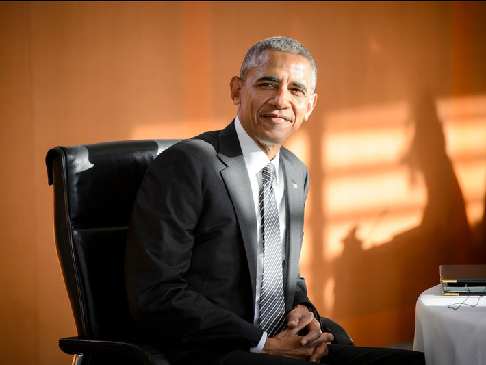 Trong năm 2015, năm cuối cùng của Obama trong Nhà trắng, ông đã quyên góp hơn 64.000 USD, tương đương 15% thu nhập của mình cho 34 tổ chức từ thiện. Số tiền trên chưa kể đóng góp lớn nhất của Obama cho đến nay: giải thưởng Nobel Hòa bình trị giá 1,4 triệu USD trong năm 2009. Số tiền này được quyên tặng cho nhiều tổ chức từ thiện khác.