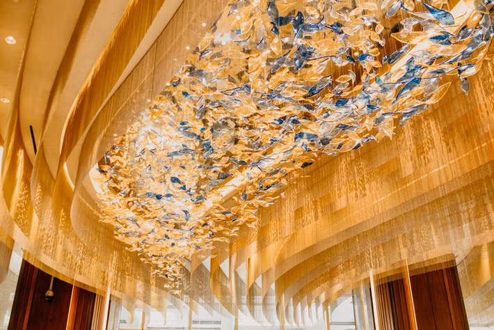 Tác phẩm điêu khắc công phu và lộng lẫy bằng kính trên trần khu vực tiền sảnh.