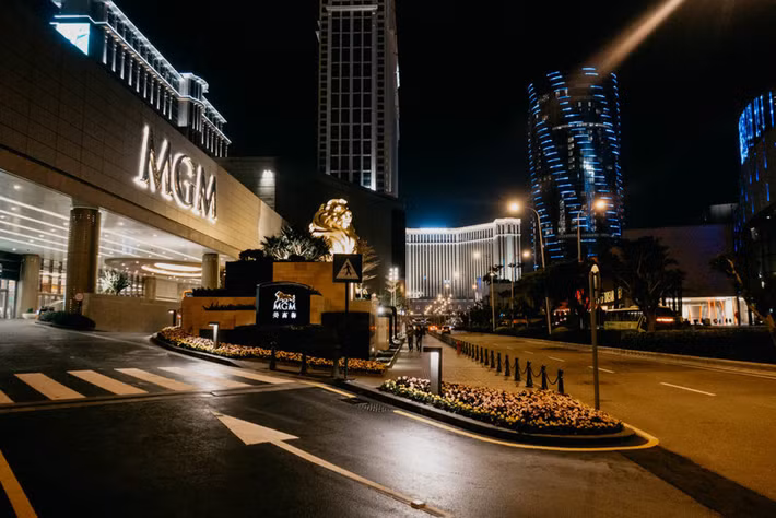 Tập đoàn MGM China vừa mở siêu nghỉ dưỡng sòng bạc mới MGM Cotai trị giá 3,4 tỷ USD ở Macau nhắm tới tầng lớp trung lưu đang lên của Trung Quốc - nhóm người được dự báo sẽ tăng từ 430 triệu người lên hơn 780 triệu người trong thập kỷ tới. Macau hiện là kinh đô sòng bạc lớn nhất thế giới với doanh thu 33 tỷ USD vào năm ngoái, gấp 3 lần so với các sòng bạc tại Las Vegas của Mỹ. Hiện tại, Macau có hơn 10 khu nghỉ dưỡng sòng bạc.