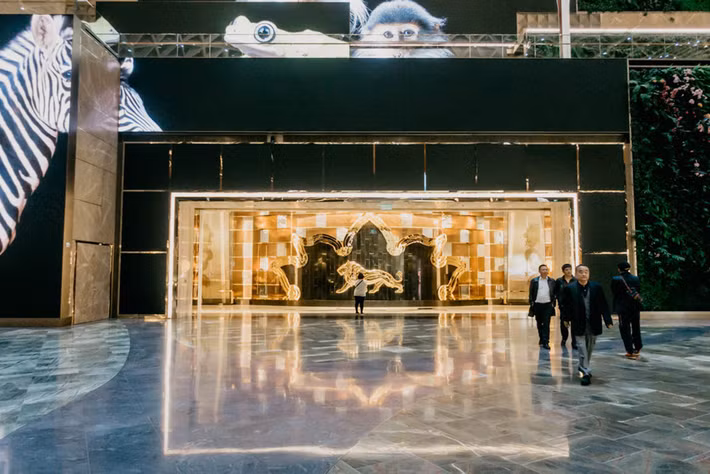 Đây cũng là nơi có "vườn nghệ thuật" lớn nhất thế giới với hơn 100.000 cây xanh thuộc 2.000 loại cây, bao gồm một số loài đã tuyệt chủng được trồng từ ngân hàng hạt giống tại Hong Kong và châu Âu.