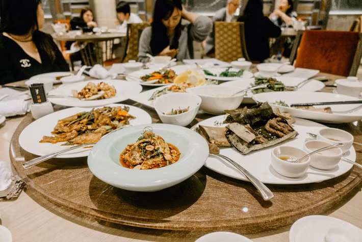 Tại đây có 9 nhà hàng cao cấp với điểm nhấn là món ăn Trung Quốc.