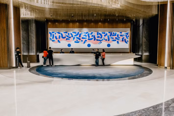 Tiền sảnh với bức tranh "Dancing Light (2016)" của danh họa Trung Quốc nổi tiếng Hsiao Chin.