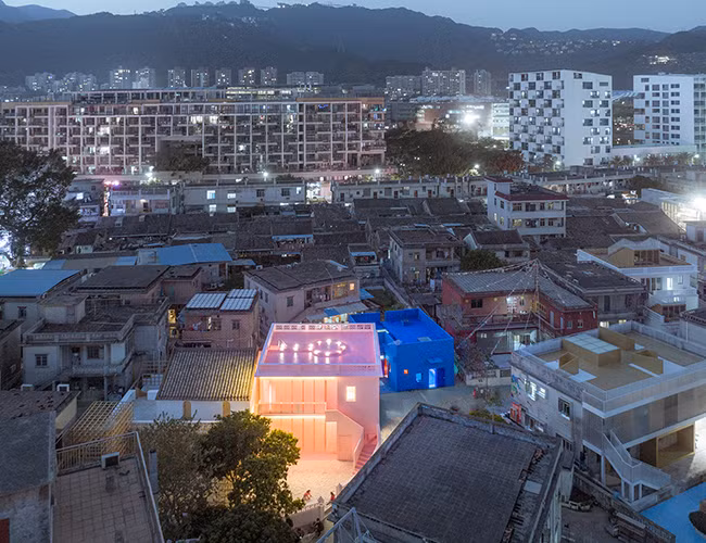 Hai màu sắc lung linh khi đêm về.