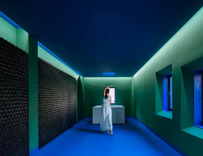 Màu xanh lam là biểu tượng của sự sống còn và cạnh tranh. Nội thất bên trong bày các bức tranh của Matisse với các bức tường màu xanh lá cây tương ứng với trần nhà và sàn nhà thể hiện sự nam tính.