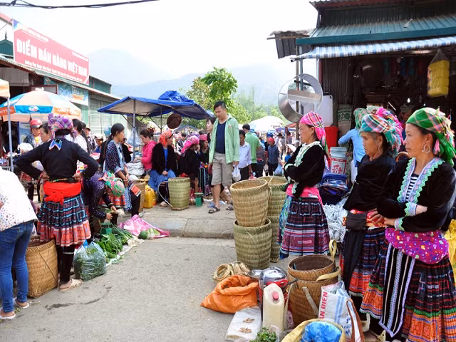 Phiên chợ vùng cao khác với các khu chợ ở các huyện, thành phố lớn. Nơi đây tập chung chủ yếu là các đồng bào dân tộc thiểu số như: Mông, Dao, Khơ mú, Thái... xuống họp chợ, tạo nên một bức tranh đặc sắc với đầy đủ sắc màu trong chợ phiên.(Ảnh Thái Bình)