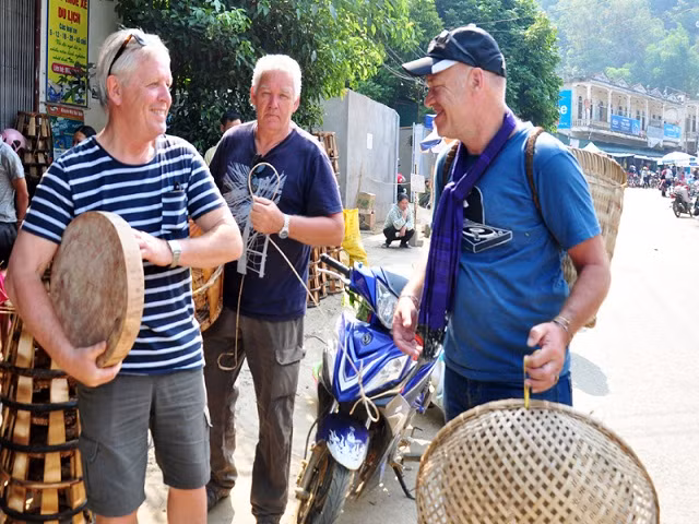 Chợ phiên vùng cao thu hút khách du lịch nước ngoài đến trải nghiệm và khám phá.(Ảnh Thái Bình)