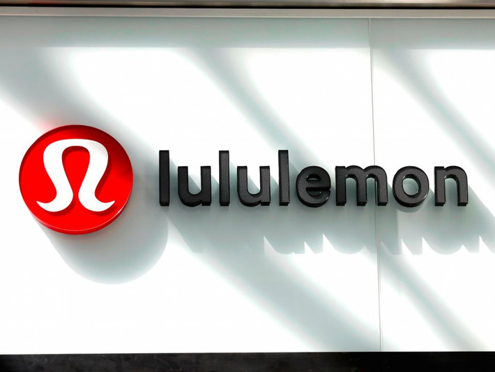 Lululemon Người sáng lập Chip Wilson của thương hiệu thời trang yoga Lululemon nghĩ ra cái tên Lululemon bởi ông tin rằng người Nhật sẽ không thể phát âm từ này. "Cái tên Lululemon không có ý nghĩa gì ngoài việc có 3 chữ 'L'", Wilson cho biết. Đại diện của hãng này cho biết tên gọi này được chọn ra từ danh sách gồm 20 tên thương hiệu và logo bởi một nhóm 100 người.