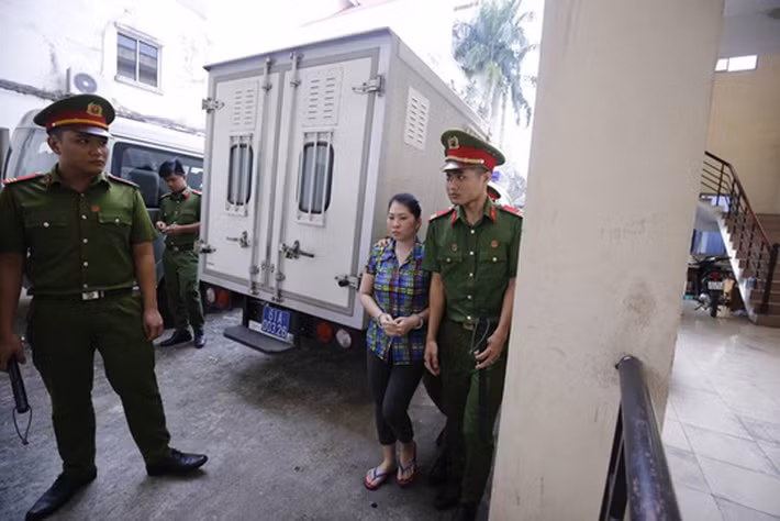 Sáng nay 23/8, TAND tỉnh Bình Dương mở phiên tòa xét xử sơ thẩm vụ án vợ giết chồng, phân xác vứt nhiều nơi do Hàng Thị Hồng Diễm (33 tuổi, ngụ Hậu Giang) thực hiện. Ảnh Như Phú/NLĐO.