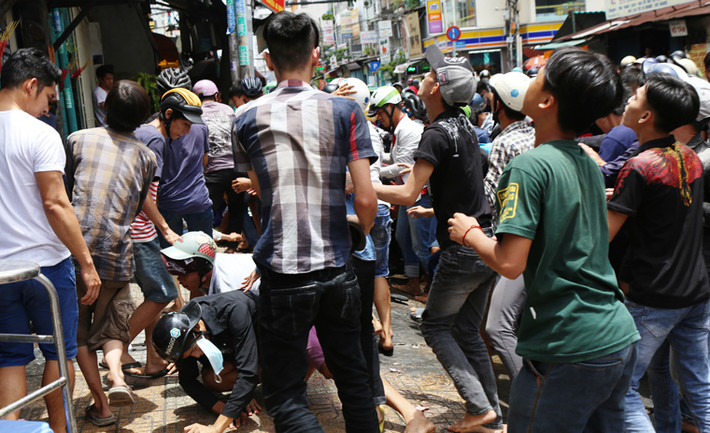 Theo gia chủ, năm nào tại đây cũng cúng cô hồn nhưng năm nay chọn cúng ngày 16 âm lịch thay vì ngày 15 âm lịch như các năm trước.